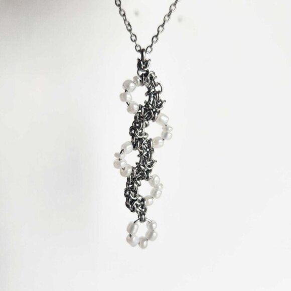 Unique white pearl and silver snake necklace with a small silver chain - Picture 7 of 8